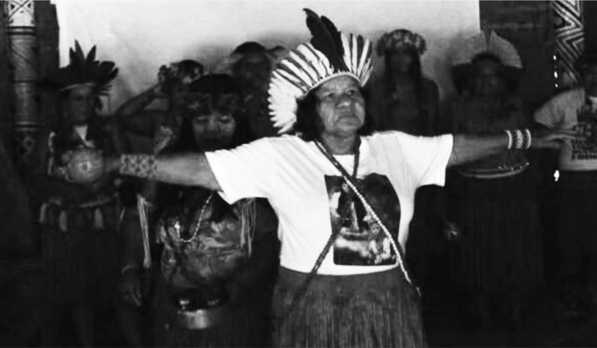 Elemento gráfico que mostra duas cruzes vermelhas conectadas no fundo